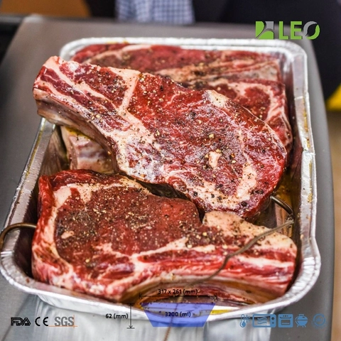 Đặt thực phẩm vào khay nhôm để nướng (Nguồn: LEO Alu Pack)