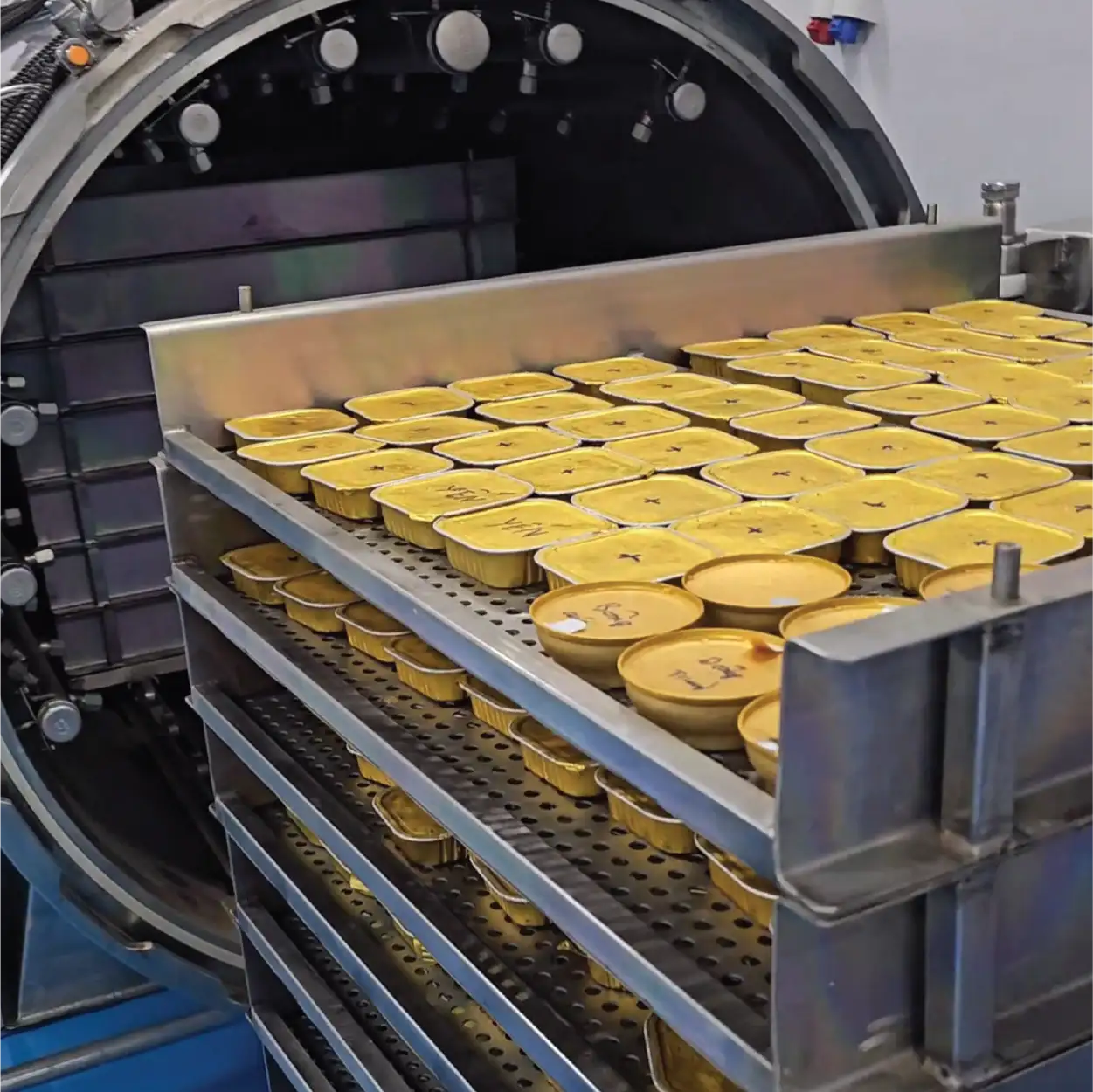 Nhà Máy Pate Chọn Khay Nhôm Thay Vì Hộp Thiếc – Lý Do Là Gì? 1 Hộp thiếc truyền thống đang được thay thế trong nhà máy sản xuất thực phẩm