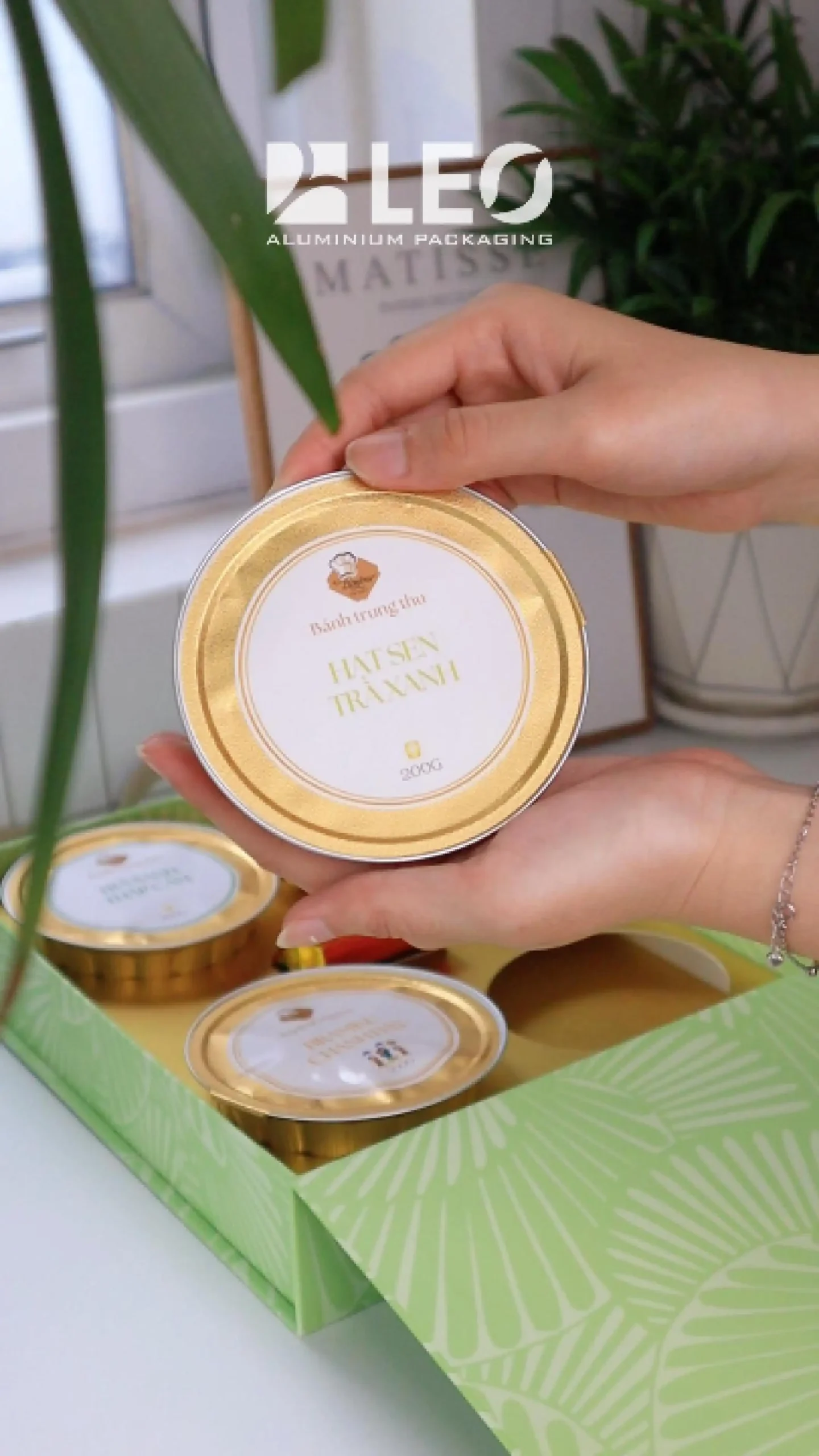 Bánh trung thu đựng trong khay nhôm LEO 