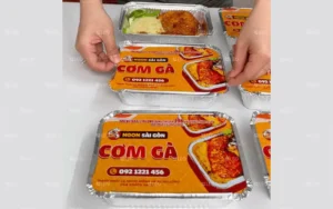 Khay nhôm đựng cơm gà – Giải pháp bao bì sang trọng, tiện lợi và an toàn cho quán ăn