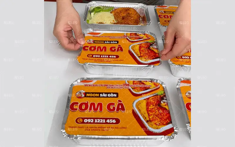 Khay nhôm đựng cơm gà – Giải pháp bao bì sang trọng, tiện lợi và an toàn cho quán ăn