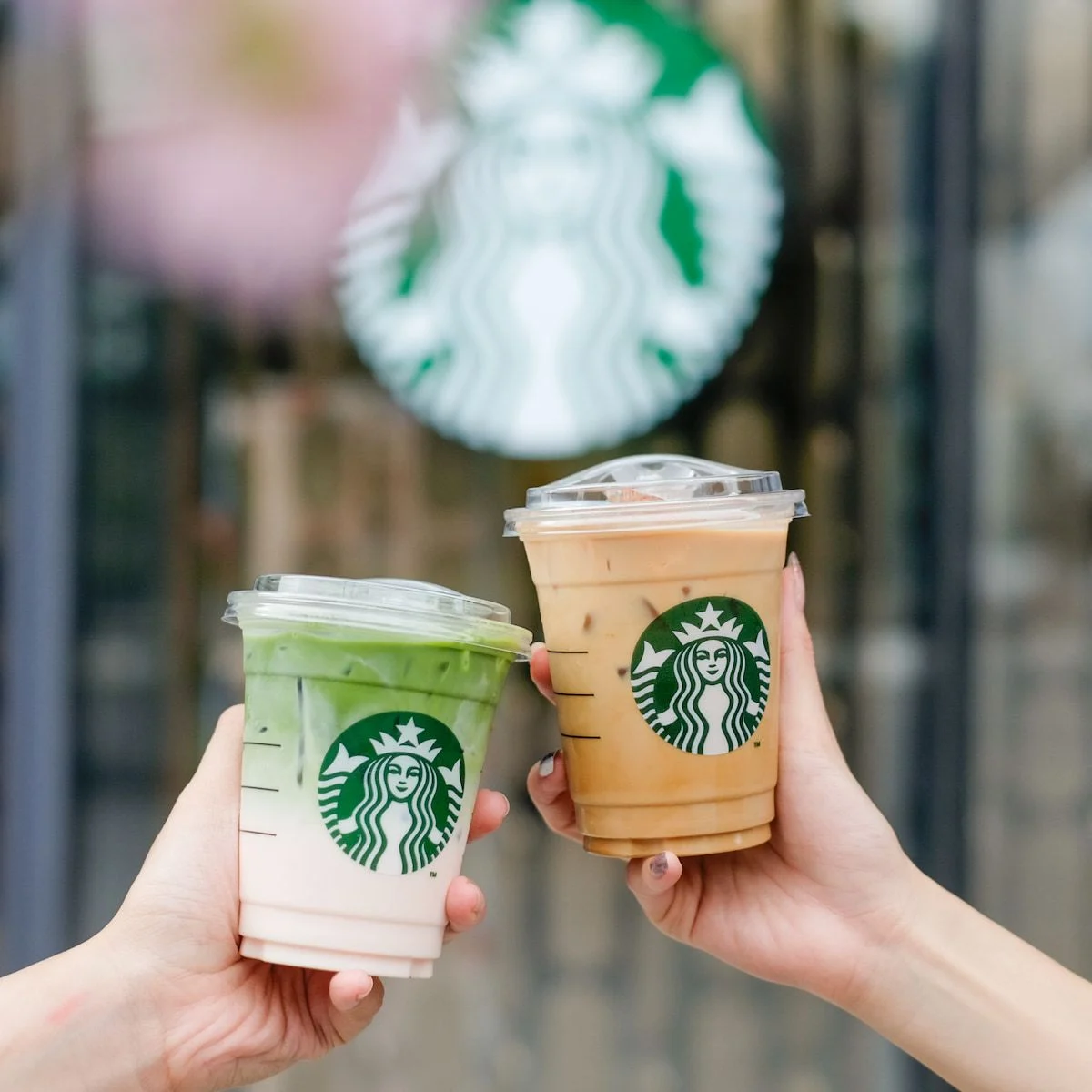 Bao bì thương hiệu Starbucks giúp họ dễ dàng nhận diện thương hiệu