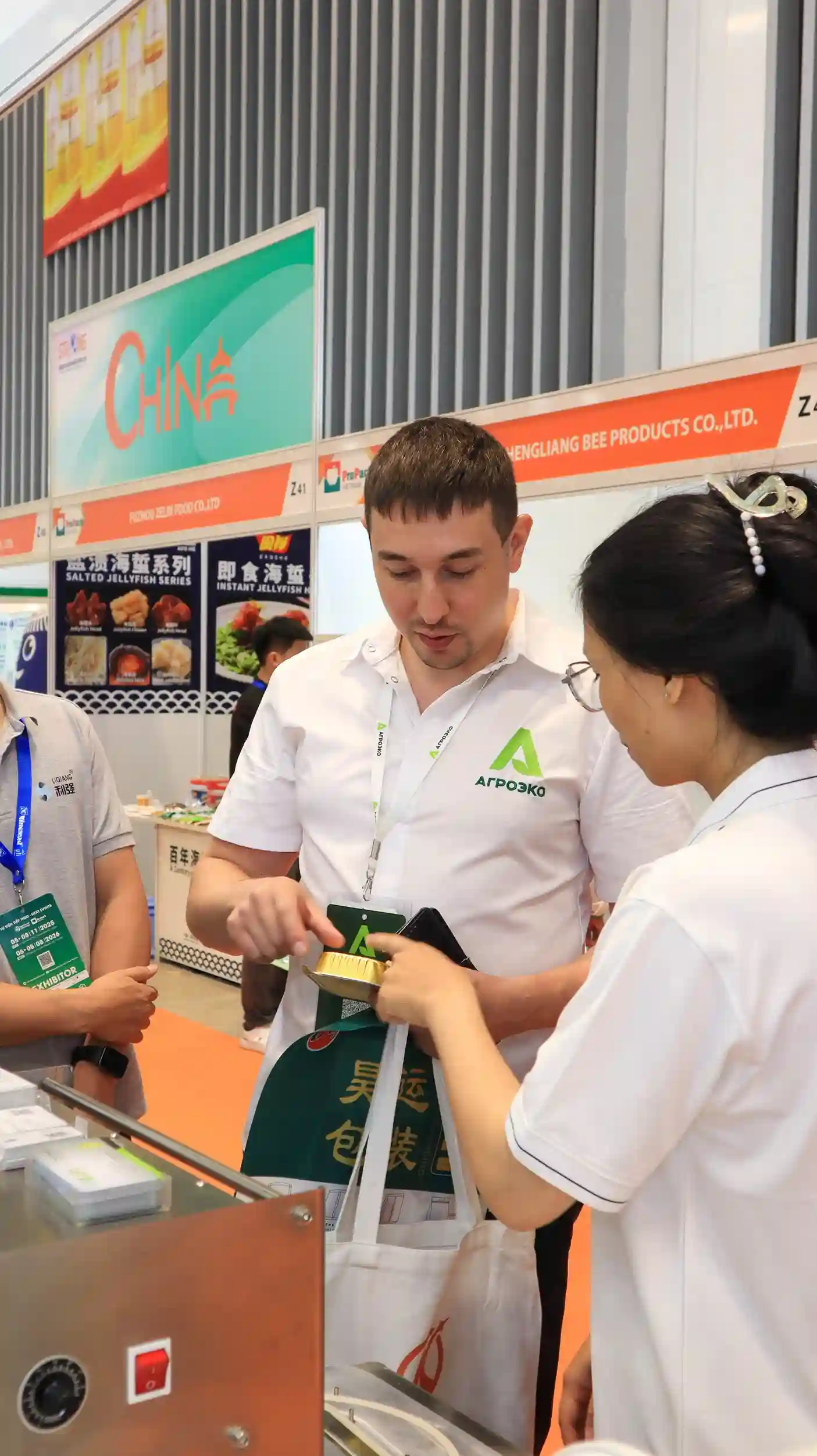 LEO tư vấn khách ghé thăm gian hàng tại triễn lãm