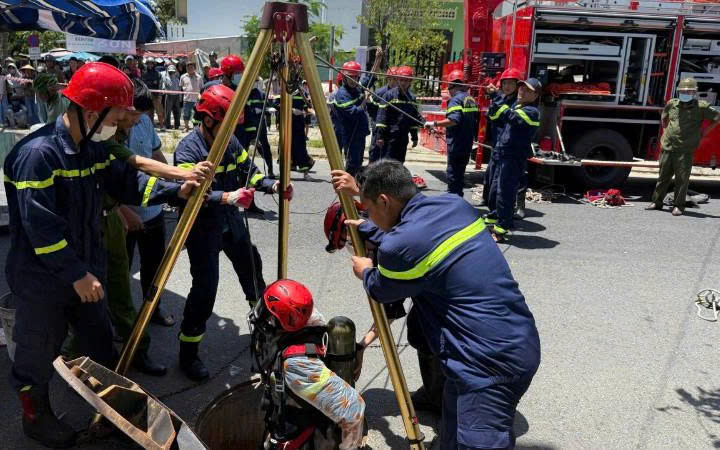 Lực lượng cứu nạn-cứu hộ triển khai phương án cứu hộ. Nguồn: Báo Nhân Dân