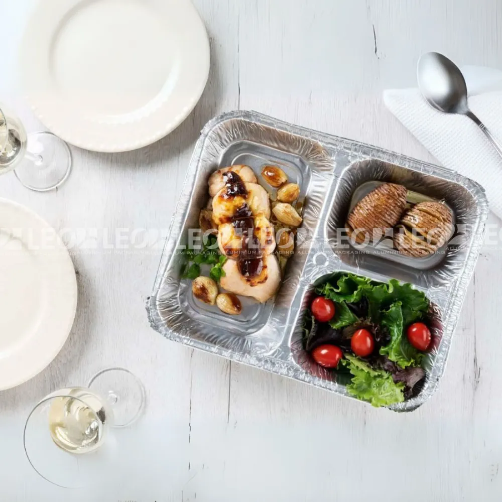 Ảnh nghệ thuật thực tế khay nhôm đựng cơm 3 ngăn 700ml từ LEO Aluminium Packaging đựng món ăn (Ảnh 1)