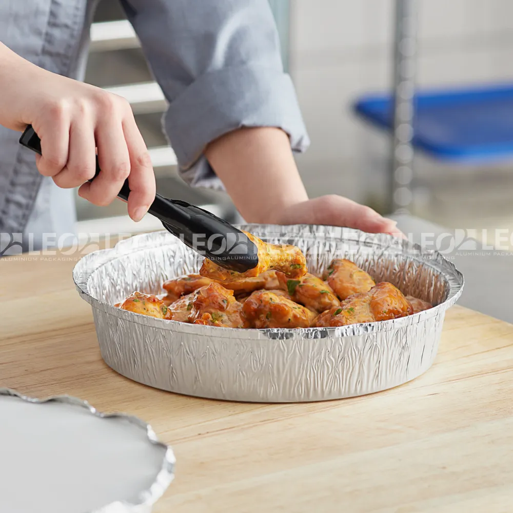 Ảnh nghệ thuật thực tế khay nhôm tròn phổ thông 1020ml từ LEO Aluminium Packaging đựng món gà nướng vừa lấy ra từ nồi chiên không dầu