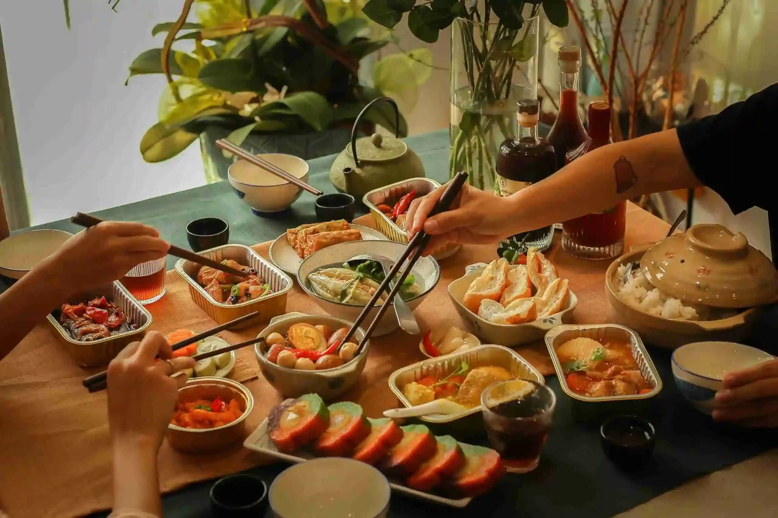 Khay nhôm thực phẩm cao cấp LEO đựng các món ăn trên bàn tiệc – Giải pháp bao bì bền vững.
