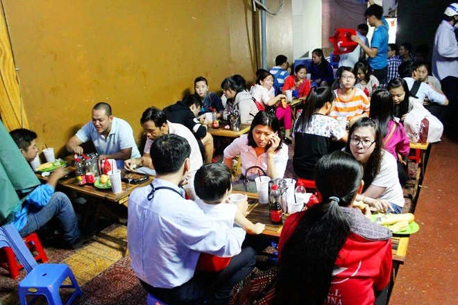 Quán bò né đông khách giờ cao điểm. Nguồn: ZNews