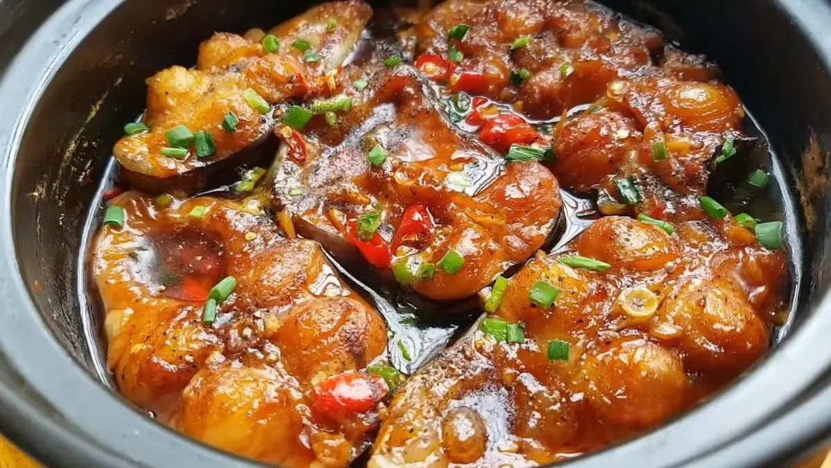 Cá kho trong thố đất. Nguồn Điện máy XANH