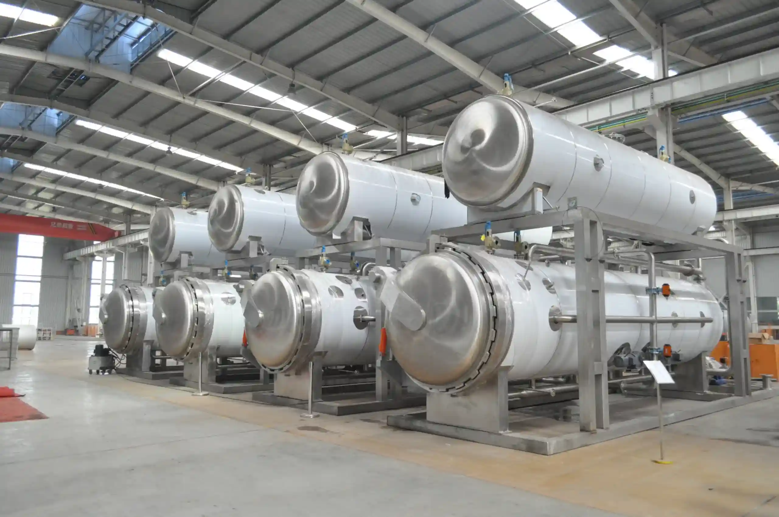 Dây chuyền công nghệ tiệt trùng khay nhôm từ LEO Aluminium Packaging trong bối cảnh phân xưởng lớn