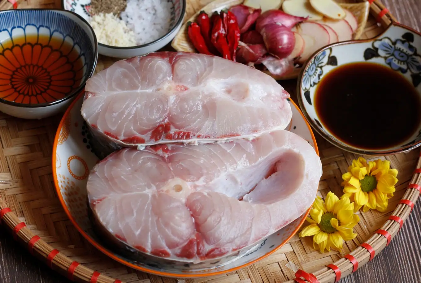Hình ảnh mẹt tre đựng khoanh cá và các gia vị. Nguồn VnExpress Cooking
