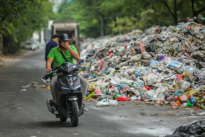 Người dân hằng ngày phải chịu đựng nguồn rác thải ô nhiễm. Nguồn Báo Người Lao Động
