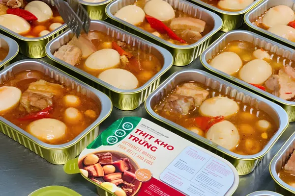Món thịt kho trứng - thực phẩm RTE đựng trong khay nhôm ép seal. Nguồn Organicfood.vn