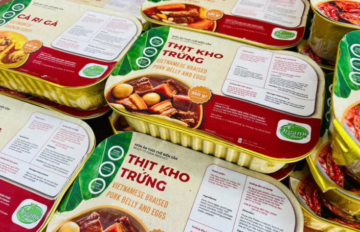 Thực phẩm RTE đựng trong khay nhôm ép seal. Nguồn Organicfood.vn